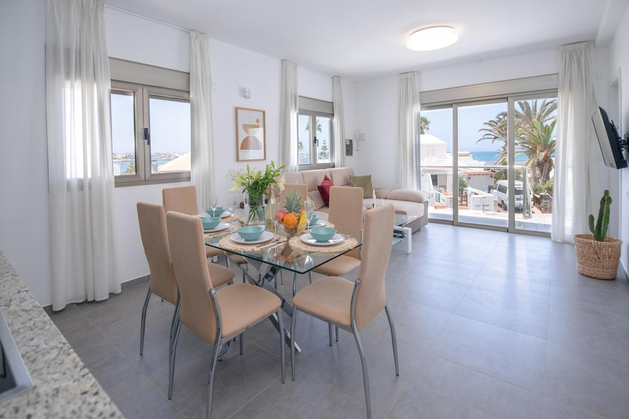 2 Beachfront By Holidays Appartamento *